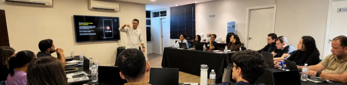 Turma do Bootcamp de IA durante a aula presencial